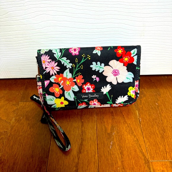 Vera Bradley Handbags - EUC Vera Bradley wristlet
